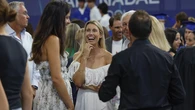 Maribel Nadal tiene el vestido blanco perfecto para una tarde de verano en Mallorca y unas sandalias que nunca pasan de moda