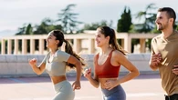 Retro walking: en qué consiste esta tendencia y cómo influye la quema de calorías