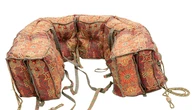 Un flotador de tela, camas de campaña, zapatos litúrgicos y otros "caprichos" textiles del rey