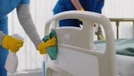 Una limpiadora de hospital arrasa en redes tras compartir el comentario que escuchó en su puesto: "No me vas a comparar ser cirujano con su trabajo"