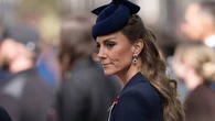 Kate Middleton hace un homenaje a Lady Di en el Día de Anzac con pendientes icónicos y abrigo-vestido de estilo esmoquin