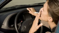 Piden la prohibición de fumar en los coches privados, sobre todo si viajan menores