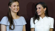 La Reina Letizia estrena vestido blanco elegantísimo y de firma británica en la misa del Papa León XIV en Madrid
