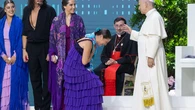 El Papa llama a las instituciones a "tejer redes" a favor de la dignidad humana