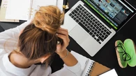 ¿Te pueden despedir por hacer horas extra sin que lo pida la empresa? Un experto interpreta la ley y responde