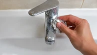 Frotar papel de aluminio en los grifos: para qué sirve y en qué casos se recomienda