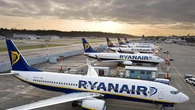 Ryanair atribuye a un objeto externo la rotura de la ventanilla por la que fue succionado parcialmente un pasajero en pleno vuelo en uno de sus aviones en Tesalónica