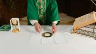 El joven sacerdote Juan Orduña revela que su salario no llega a los 1.200 euros: "No tengo grandes lujos, pero me da para invitar a comer"