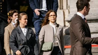 Mary de Dinamarca en Pascua con toda su familia: abrigo de cashmere, botas altas y las gafas que elevan su uniforme más casual