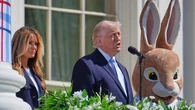 Melania Trump convierte la Pascua en una lección de estilo: americana azul marino y pantalón blanco en clave lujo silencioso