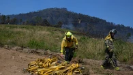 Un incendio originado en Portugal cruza la frontera a Orense y afecta a la parroquia de Manzalvos