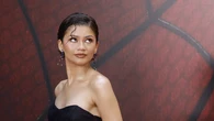 Zendaya revoluciona Madrid con un vestido negro con flecos de inspiración vintage y confirma por qué sigue siendo la reina de las premieres