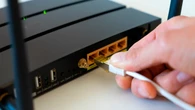 Vecinos se enfrentan por la conexión a fibra óptica: desconexiones constantes de unos a otros