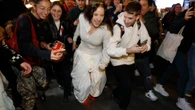 Rosalía desata la locura en Madrid: el look angelical (y viral) con el que ha presentado su nuevo disco ‘LUX’ en Callao
