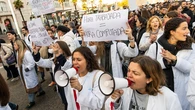 Mónica García vuelve a culpar a las autonomías de la huelga médica