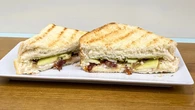 El error que arruina tus bocadillos, según el “Rey de los Sándwiches”: nunca dejes una bisagra al cortar el pan