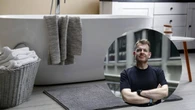 Valentín Naranjo, experto en hogar: "Si cuando te duchas dejas la toalla mojada en el baño, podrías tener problemas de humedad"