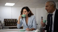 Isabel Díaz Ayuso inaugura el curso escolar 2025/26 con el traje azul y el top burdeos más elegantes