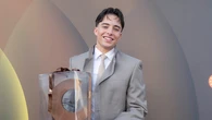 El cantante Izan Llunas emociona al recoger el Premio Continuará: "También he tenido dudas y momentos difíciles"