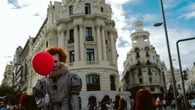 Los globos rojos de Pennywise aparecen en Madrid antes del estreno de 'It: Bienvenidos a Derry'