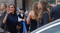 La Reina Letizia hace ‘matching’ con sus hijas y conquista Oviedo con su look más elegante en azul y negro
