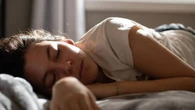 ¿Qué rutinas puedes implementar para dormir mejor por las noches?
