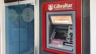 Un banco de Gibraltar la lía tras publicar una foto de su plantilla vestida como nativos americanos para celebrar una fiesta hindú
