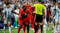 Lío arbitral: ¿Qué es la regla de "identidad equivocada" que dejó a Suiza con 10 ante Argentina?