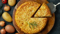Por qué la tortilla de patatas con cebolla no es ideal para la playa: el motivo que pocos conocen
