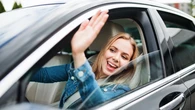 Los psicólogos lo confirman, esto es lo que dice de ti dar las gracias a un coche cuando cruzas la calle