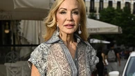 Carmen Lomana confirma el uniforme más elegante de entretiempo: chaqueta de piel, perlas infinitas y pantalón blanco impecable
