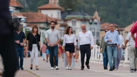 Sabemos qué truco de estilo ha utilizado Ayuso para triunfar con su uniforme casual en Asturias