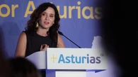 Ayuso deslumbra en Asturias para entregar un premio con un vestido (con truco) perfecto para la vuelta a la oficina