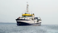 Ni con los brazos ni con las piernas: un luchador egipcio arrastra un barco de 700 toneladas…¡con sus dientes!