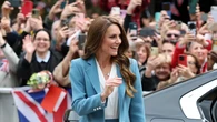 Kate Middleton, recibida en Italia con sombreros de estilo isabelino: los detalles del viaje que marca su regreso