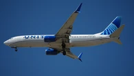 Caos en un vuelo internacional: un pasajero intenta abrir una puerta a 11.000 metros y agrede a otro viajero