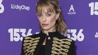 Margot Robbie confirma que la chaqueta napoleónica ya es la obsesión de moda de esta primavera con un look de Alexander McQueen