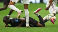Escalofriante lesión de Koné en la victoria de Canadá ante Qatar: la tibia rota y la pierna colgando