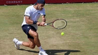 El susto de Cerundolo: se lleva un pelotazo en la nuez en su partido de Queen's contra Fary