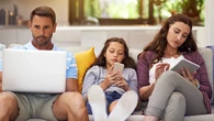 Tus horas con el móvil pueden hacer que tus hijos se sientan más solos, según la psicología