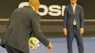 Las virguerías con el balón de Henry (48 años) e Ibrahimovic (44) trajeados: una delicia para nostálgicos