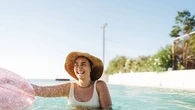 Así puedes quitar las manchas de cloro de tus bañadores y toallas este verano