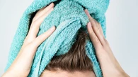 Expertos revelan el motivo por el que no se debe secar el pelo envolviéndolo en una toalla
