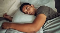 La neurociencia del sueño explica porque algunas personas duermen abrazándose, con las manos cerca de la cara o en una postura de protección