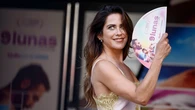 María León deja claro que unas zapatillas blancas también son aptas para una alfombra roja con este vestido lencero de Zara