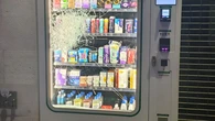 Detienen a un sintecho por romper una máquina expendedora de una farmacia porque quería entrar en prisión
