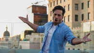 David Bustamante presume de "six pack" y de felicidad: "Hay gente que se sacude el polvo y sigue"