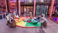 'MasterChef Celebrity 10' olvidará la tensión con una partida de bolos y la visita de Santiago Segura y Paz Vega