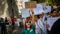 "¡Mónica García, dimite, el médico no te admite!"