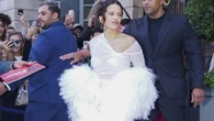 El último look de Rosalía en París que confirma su reinado blanco: Schiaparelli la viste de Hollywood clásico